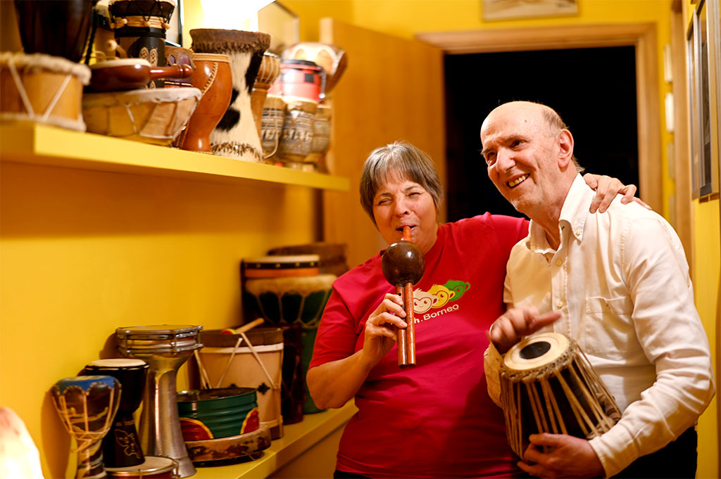 アルド・グラッシーニと妻のダニエラ・ボッテゴニが楽器を演奏する写真
