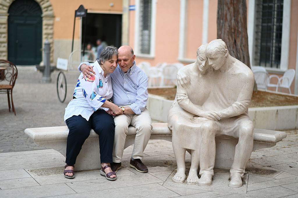 アルド・グラッシーニと妻のダニエラ・ボッテゴニが肩を抱き寄せる写真